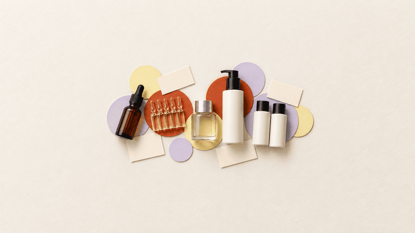Пять нейтральных форматов средств для кожи головы на бумажном фоне BeautyWow как образ сравнения бюджета покупки и курса
